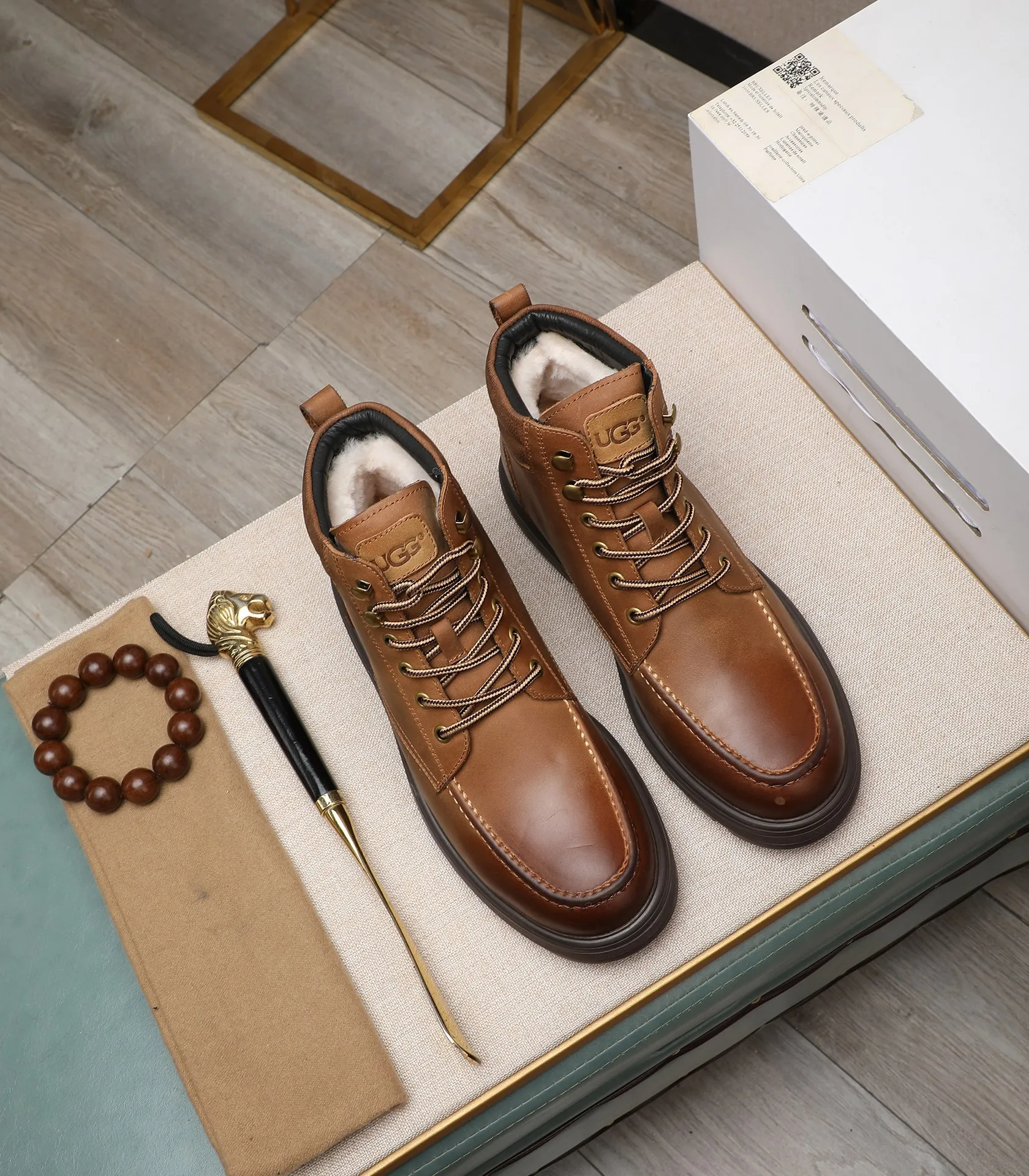 Men's men's shoes💰640 UGG (100% genuine wool lining, 10% off for fake ones) Please pay attention to the quality of the original order and compare the thickness of the wool🏮🏮Hot-selling UGG from Australia's warm luxury brand men's shoes, the official website is synchronized, Beckham men's style..., made of imported top-layer waxed cowhide, waxed toe cap, Australian real wool velvet lining Carefully sewn...Imported rubber Martin boots outsole (comfortable, soft and wear-resistant). I really like the quality..Exquisite workmanship. You can't put it down at first sight. Size 39-44